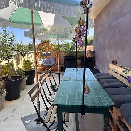 Joli Studio Le Clos D'Aix Avec Grande Terrasse Piscine Et Parking Gratuit Aix-en-Provence Exterior photo